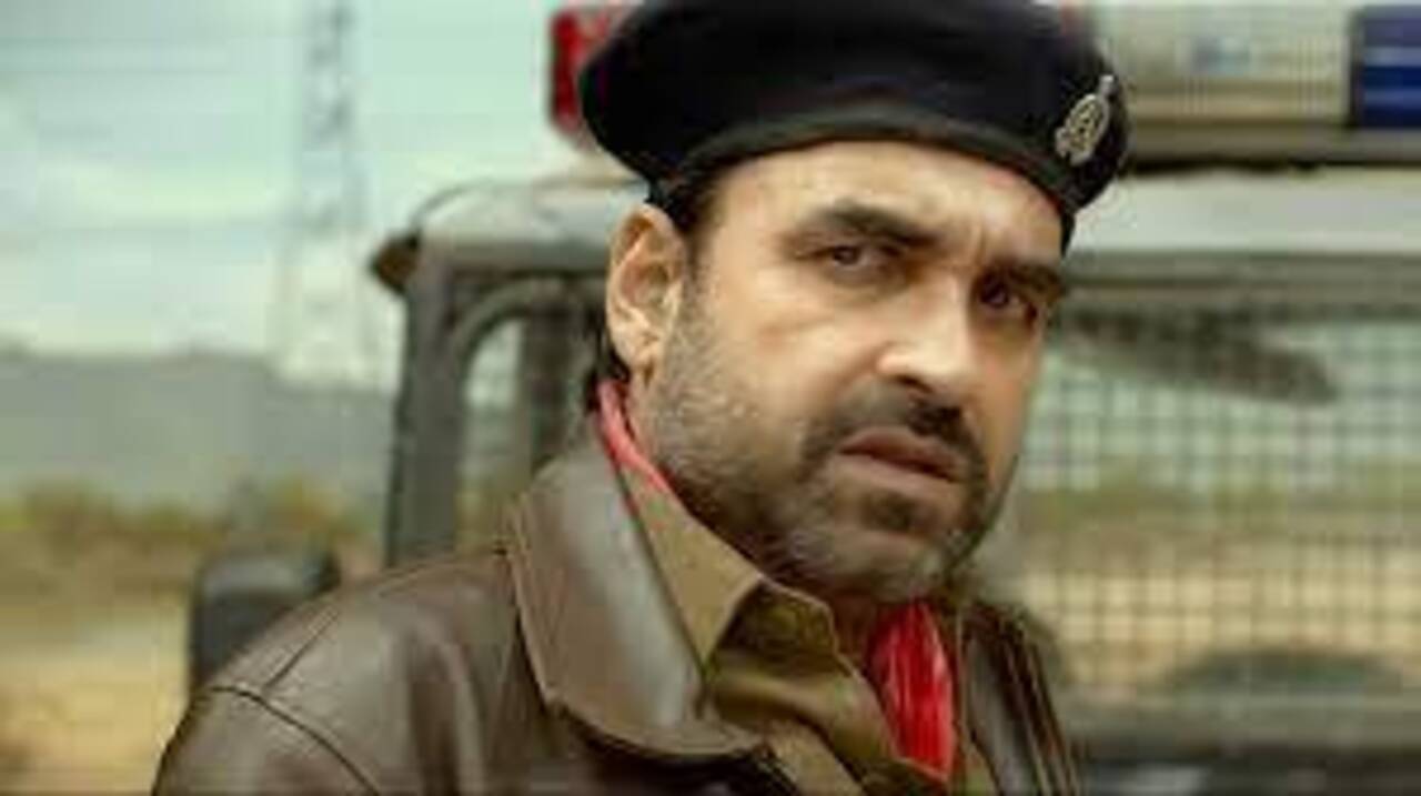 In the film 'Bunty Aur Babli 2', Pankaj Tripathi appeared in the important role of Police Inspector Jatayu Singh. His character added a touch of freshness and newness to the storyline. The facial expression he delivered subsequently became viral meme material